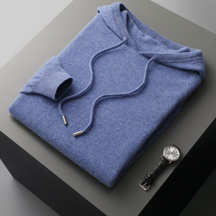 Hellblauer Kapuzenpullover aus weichem Strick, gefaltet mit Kordelzug