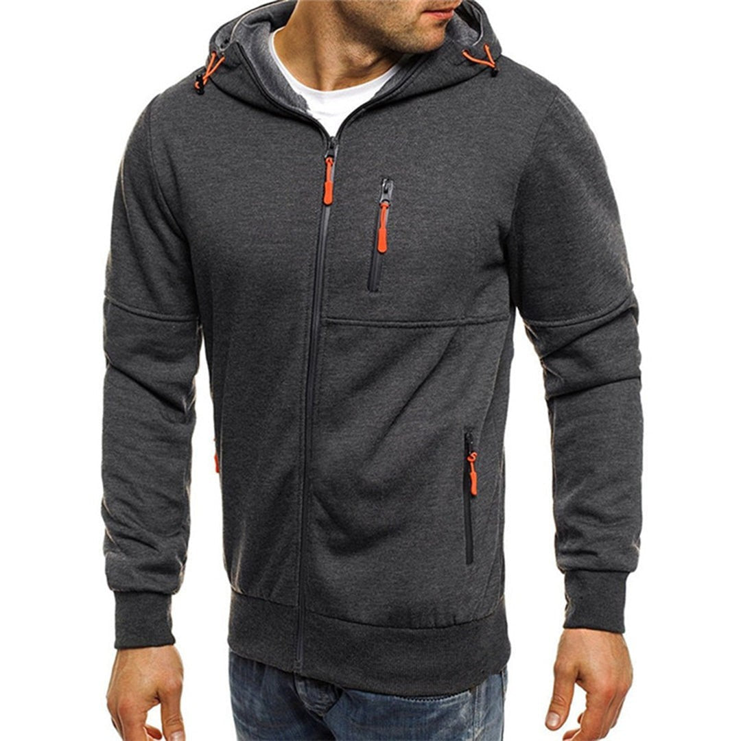 Dunkelgraue Herren-Sweatjacke mit Kapuze und Brusttasche im Detail