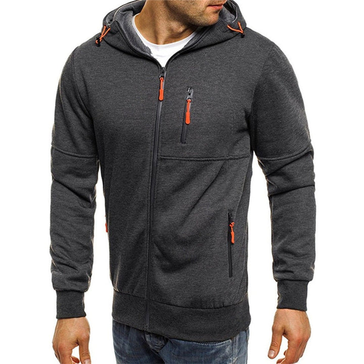 Dunkelgraue Herren-Sweatjacke mit Kapuze und Brusttasche im Detail