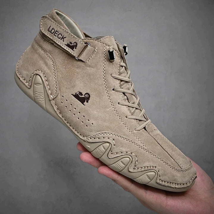Beiger Wildlederschuh knöchelhoch mit heller Wellensohle in der Hand