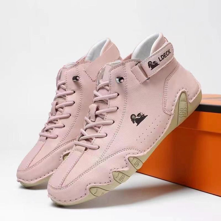 Rosa Damenboots mit Schnürung und cremefarbener Profilsohle vor Box