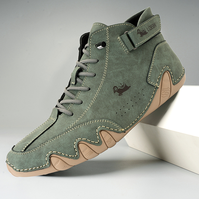 Olivgrüner Lederschuh knöchelhoch mit Wellensohle freigestellt fotografiert