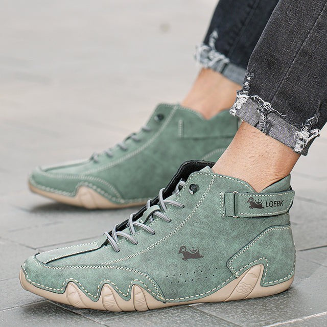 Grüne Barfußschuhe mit Schnürung und Klettverschluss im Straßenlook getragen