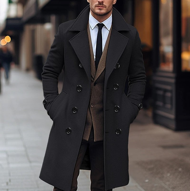 Langer schwarzer Herrenmantel mit breitem Kragen im urbanen Streetstyle