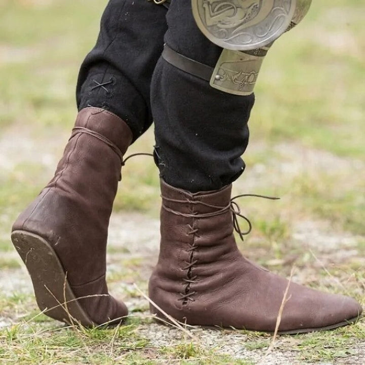 Mittelalterliche Stiefel aus braunem Leder mit Schnürung und spitzer Zehenpartie