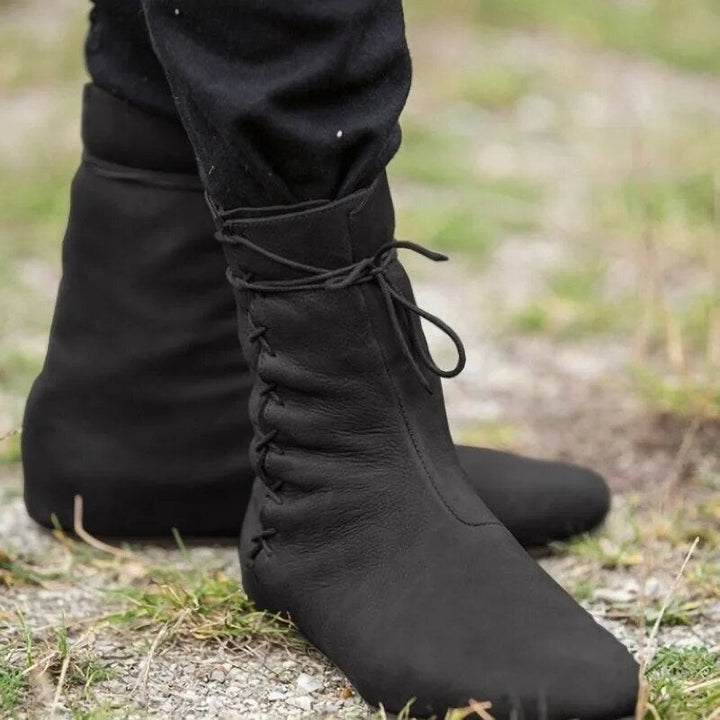 Mittelalterliche Stiefel aus schwarzem veganem Leder mit Schnürung und flachem Absatz