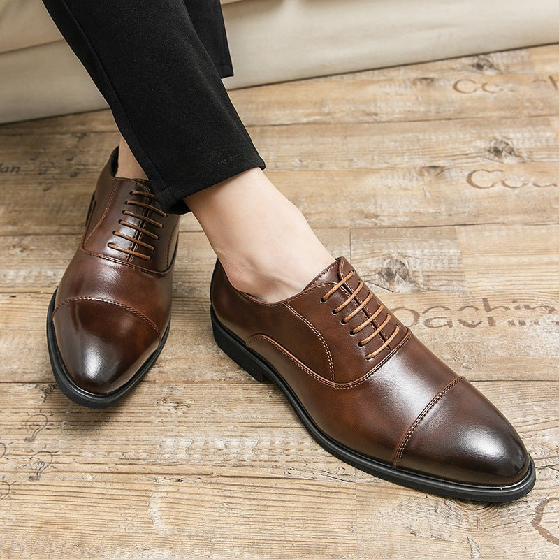 Braune Herrenschuhe aus Leder am Fuß mit kontrastfarbenen Schnürsenkeln