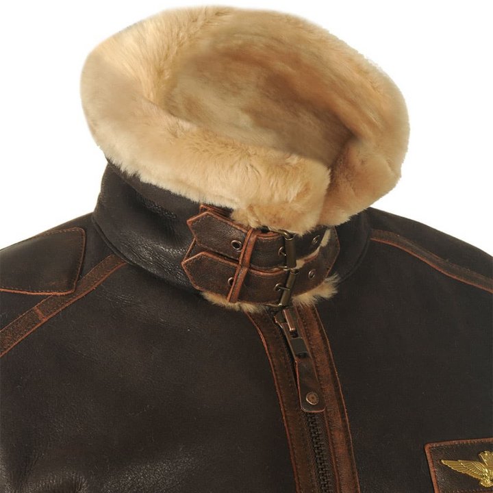 Fellkragen der Pilotenjacke mit Schnallenverschluss im Detail