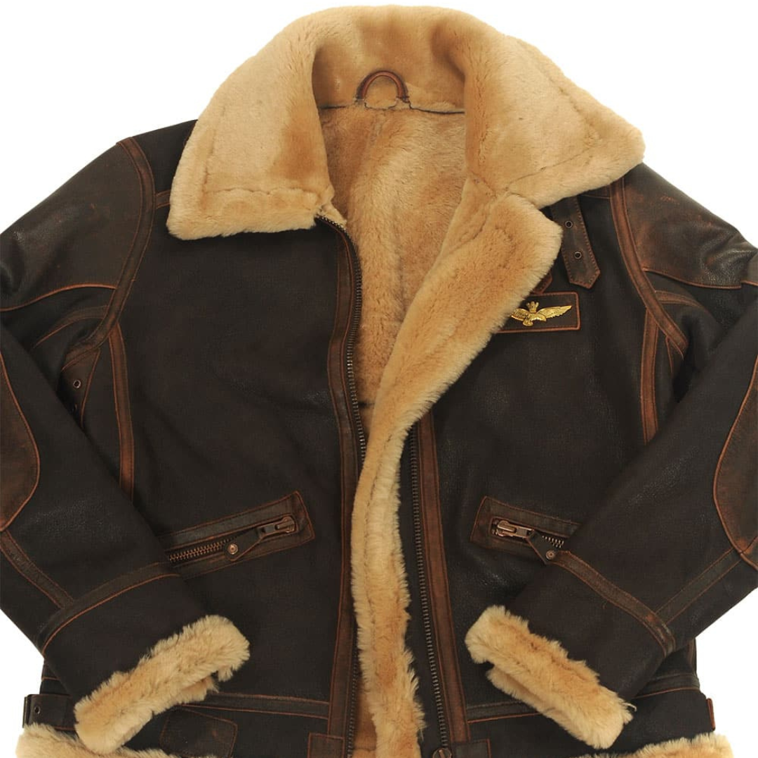 Aufgeklappter Fellkragen der Lederjacke mit sichtbarem Innenfutter