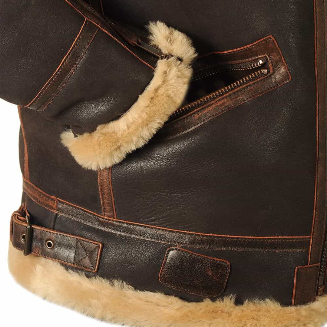 Reißverschlusstasche mit Fellzipper-Anhänger im Nahaufnahme-Detail
