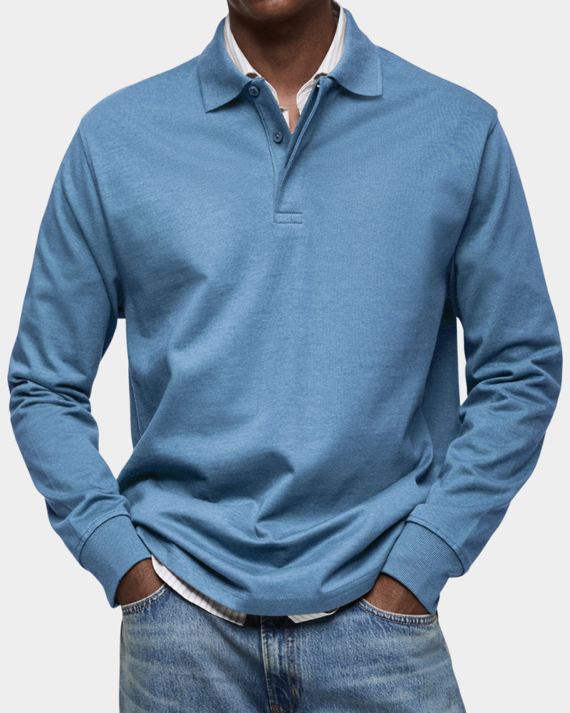 Langarm Polohemd in Blau meliert mit Rippbündchen und Knopfleiste kombiniert mit Jeans
