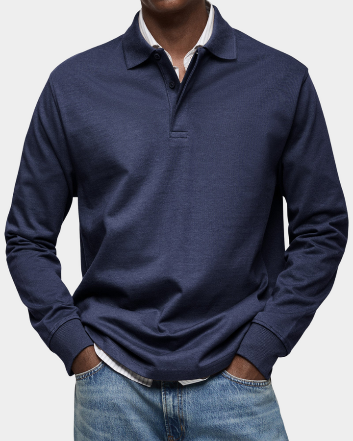 Marineblaues Langarm Poloshirt meliert mit Knopfleiste über gestreiftem Hemd getragen