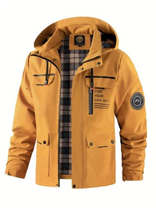 Senfgelbe Herren Winterjacke mit Kapuze und kariertem Innenfutter offen getragen