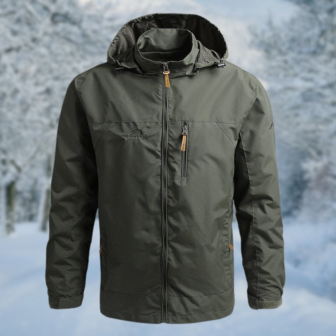 Herren Regenjacke in Olivgrün mit Kapuze vor winterlicher Waldkulisse