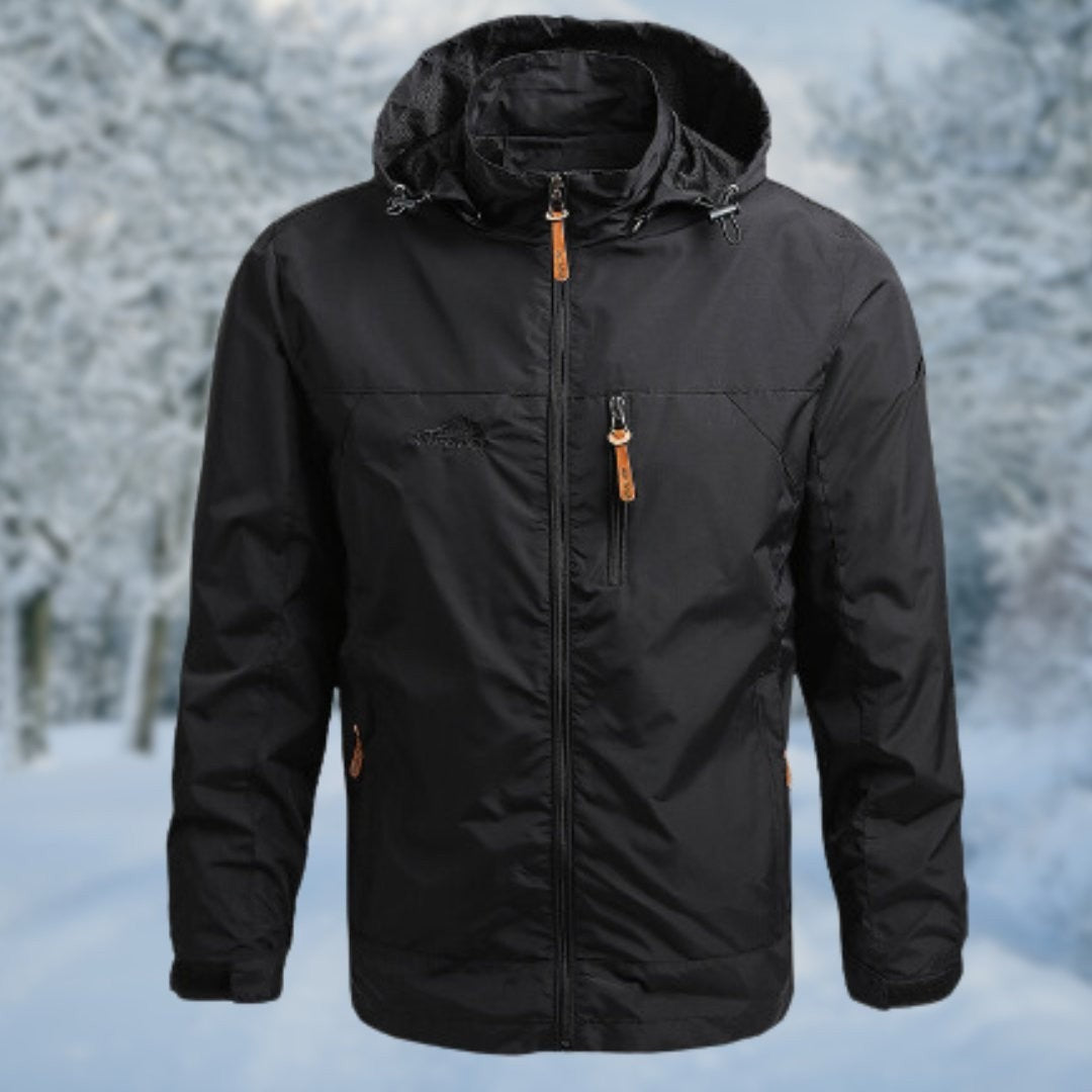 Schwarze Outdoorjacke mit Kapuze und Reißverschlusstaschen, Frontansicht