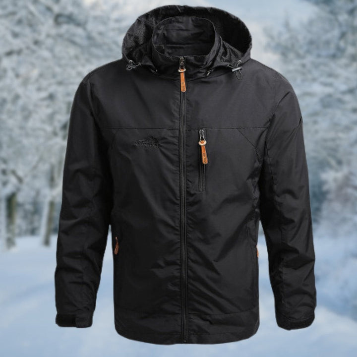 Schwarze Outdoorjacke mit Kapuze und Reißverschlusstaschen, Frontansicht