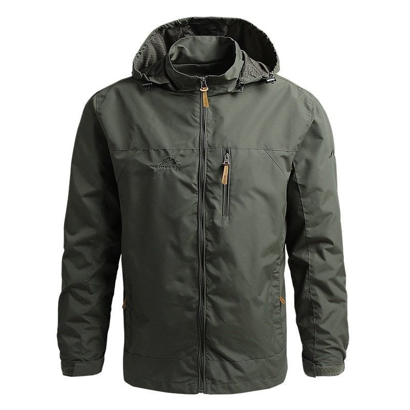 Olivgrüne Regenjacke mit Kapuze und mehreren Taschen, freigestellt