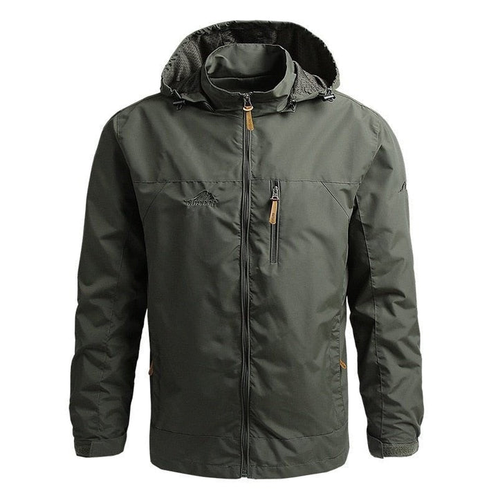 Olivgrüne Regenjacke mit Kapuze und mehreren Taschen, freigestellt