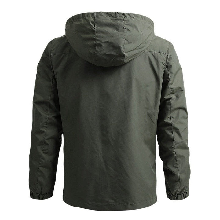 Olivgrüne Herrenjacke von hinten mit Kapuze und elastischen Ärmelbündchen
