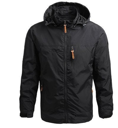 Schwarze Herrenjacke mit Kapuze und Reißverschluss, freigestellt auf weißem Hintergrund