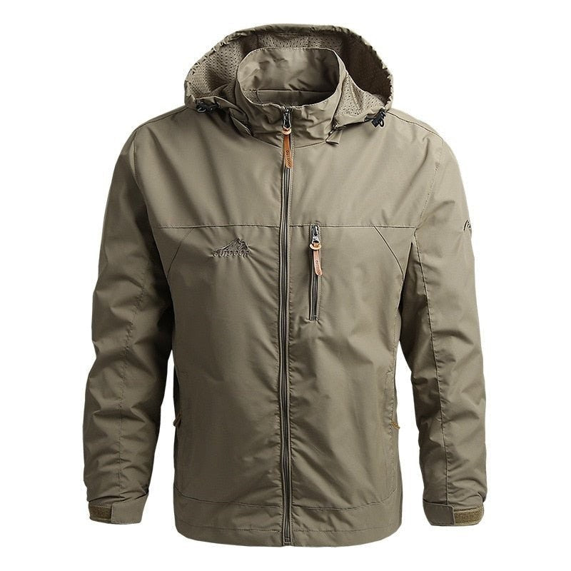 Sandfarbene Outdoorjacke mit Kapuze und Brusttasche, freigestellt