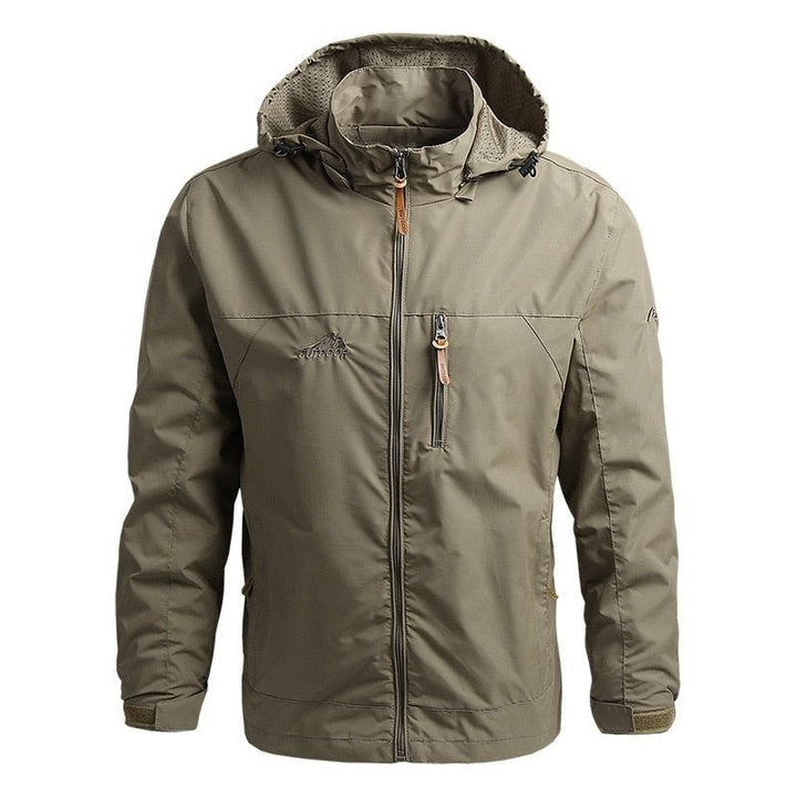 Sandfarbene Outdoorjacke mit Kapuze und Brusttasche, freigestellt
