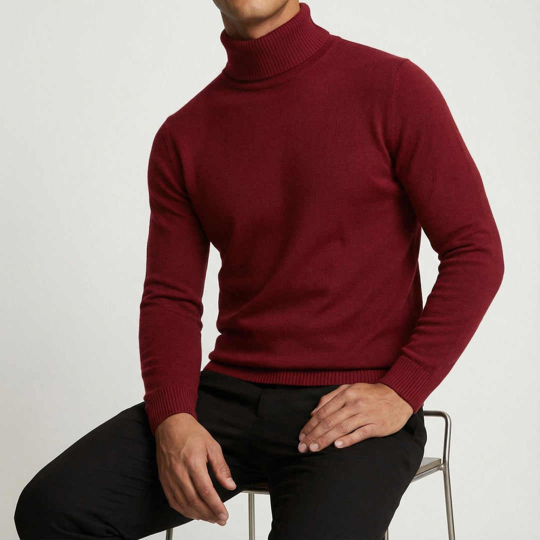 Bordeauxroter Rollkragenpullover im Sitzen, Kombination mit schwarzer Hose