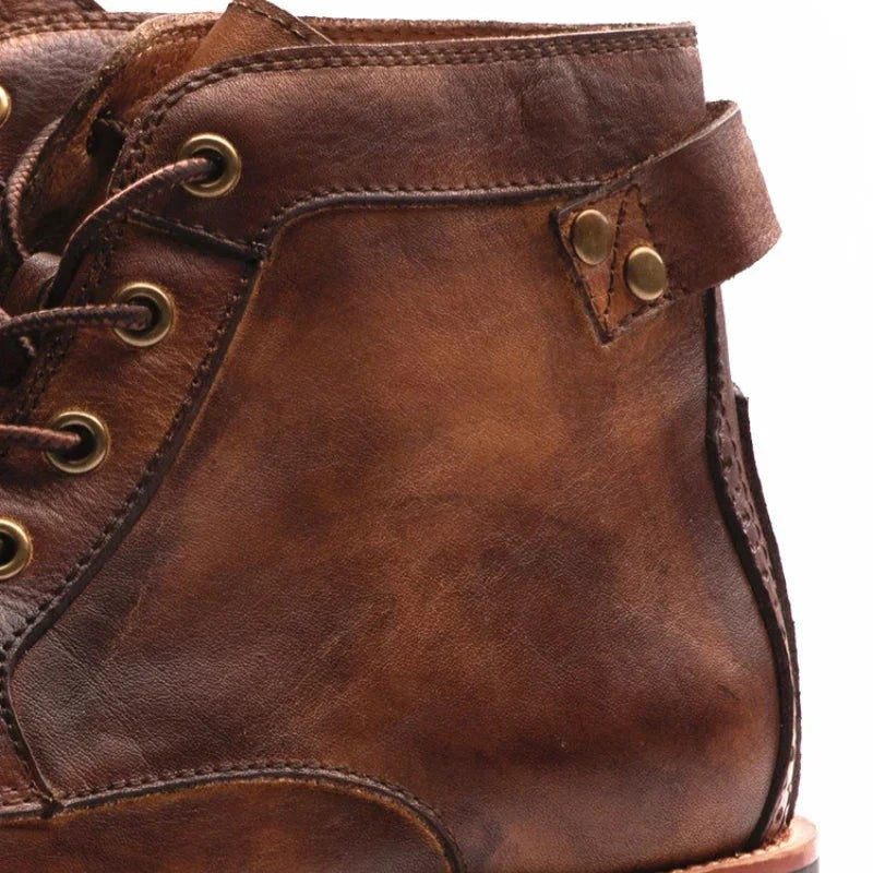 Detailansicht Fersenpartie mit Riemen an braunem Lederstiefel