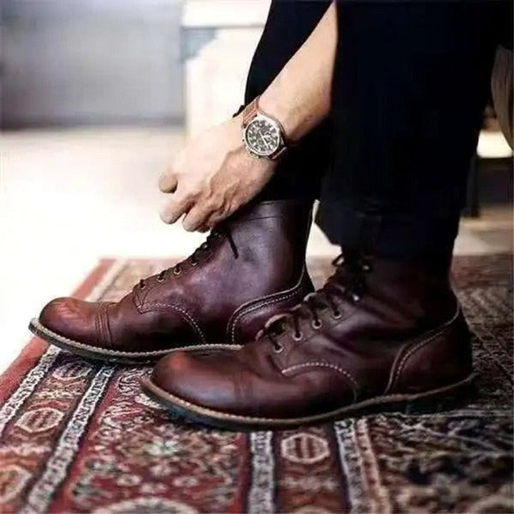 Dunkelbraune Herren Lederstiefel mit Schnürung, stilvoll kombiniert mit schwarzer Hose