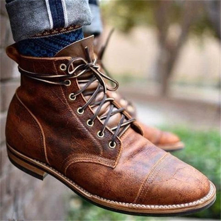 Braune Herren Stiefel mit Cap-Toe-Design und Schnürung, Nahaufnahme im Freien