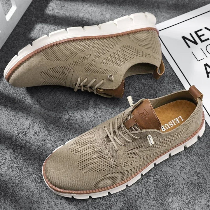 Beiger Strick-Sneaker mit Lederbesatz und Kontrastsohle, Innen- und Außenansicht