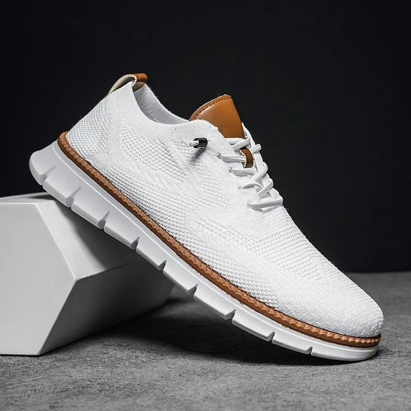 Weißer Herren Sneaker mit Brogue-Optik und cognacfarbenem Fersenbesatz