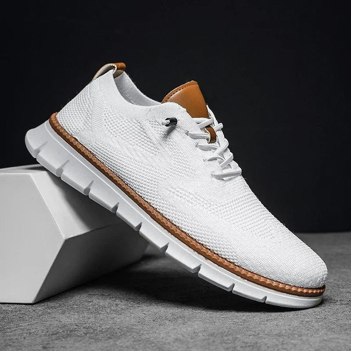 Weißer Herren Sneaker mit Brogue-Optik und cognacfarbenem Fersenbesatz