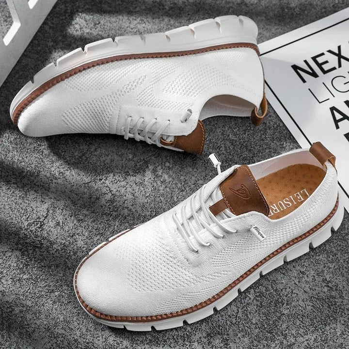 Weißer Strick-Sneaker mit Schnürung, Innensohle und Lederdetails im Vergleich