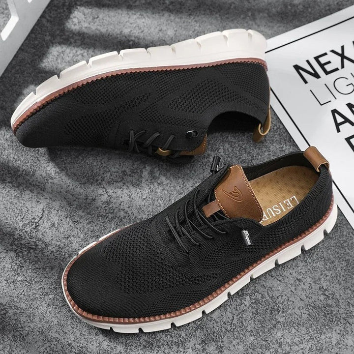 Schwarzer Strick-Sneaker mit brauner Ferse und texturierter Laufsohle
