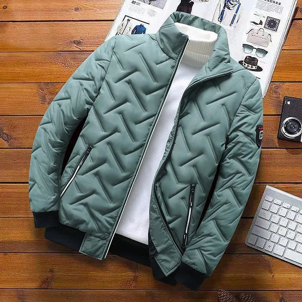 Salbeigrüne Steppjacke mit Stehkragen auf Holzuntergrund