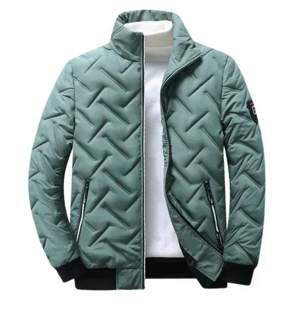 Salbeigrüne Herrenjacke mit geöffnetem Reißverschluss und Ärmelpatch