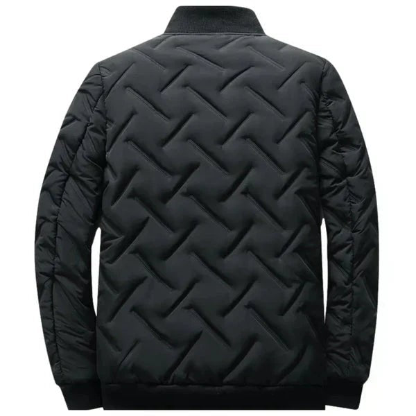 Rückansicht schwarzer Steppjacke mit Rautenmuster und Rippkragen
