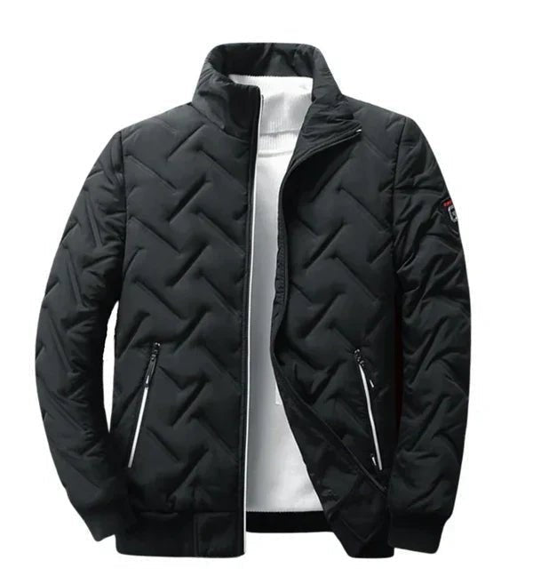Schwarze Herren-Steppjacke mit Stehkragen und Reißverschlusstaschen, offen getragen über weißem Pullover