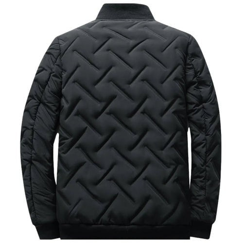 Rückenansicht der schwarzen Steppjacke mit rautenförmigem Stepp-Muster und Rippbündchen