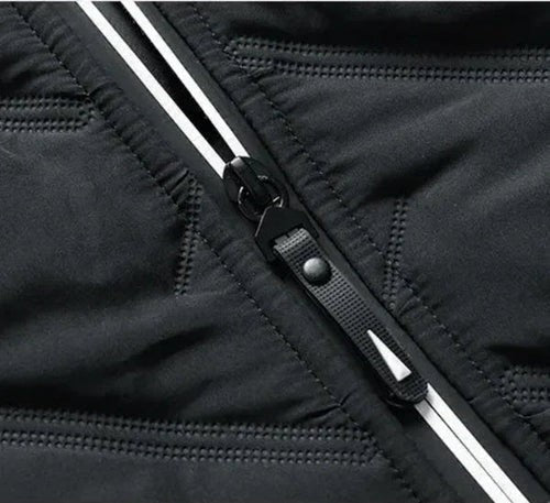 Nahaufnahme des schwarzen Reißverschlusses mit Zuglasche an der Steppjacke