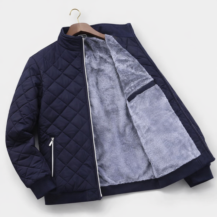 Navy Steppjacke auf Kleiderbügel mit sichtbarem Fleece-Futter und Reißverschluss