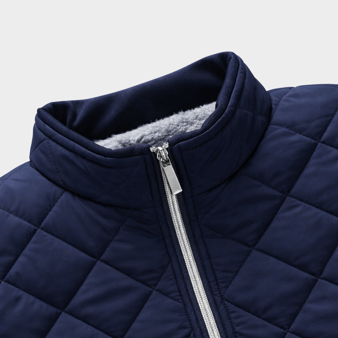 Nahaufnahme Stehkragen und Reißverschluss einer dunkelblauen Herren-Steppjacke