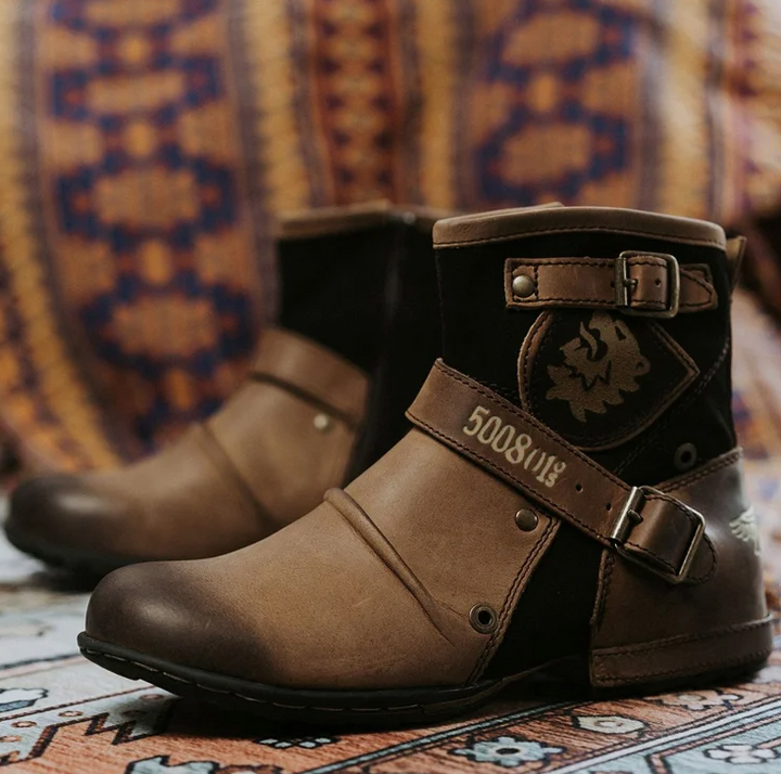 Herren Stiefeletten in Braun mit Schnallenriemen und Nieten im Vintage-Biker-Look