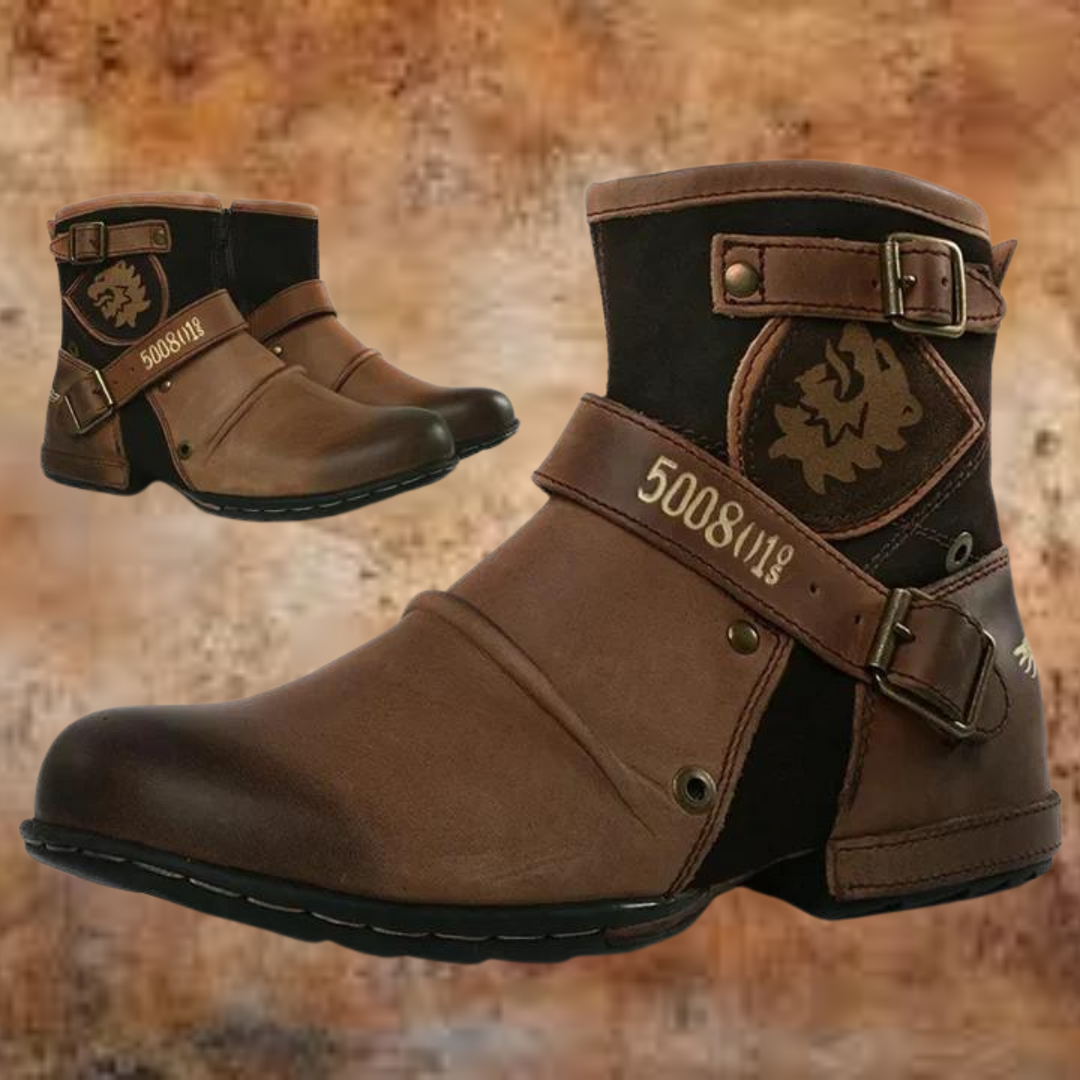 Braune Bikerstiefeletten aus veganem Leder mit Wolfsemblem und Metallschnalle
