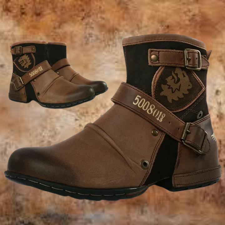Braune Bikerstiefeletten aus veganem Leder mit Wolfsemblem und Metallschnalle