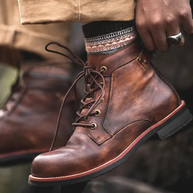 Braune Herren Schnürboots mit Vintage-Optik am Fuß getragen