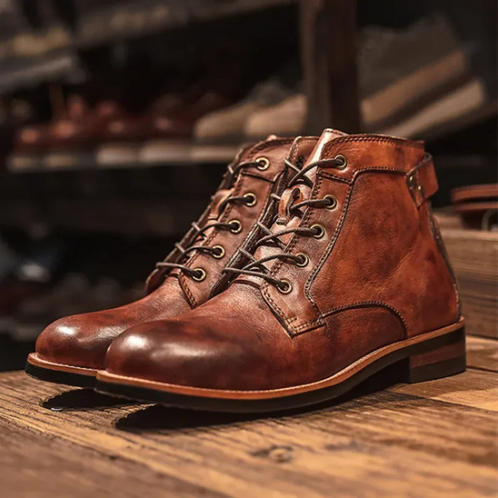 Herren Stiefeletten braun mit kontrastierender Sohle und Schnürung