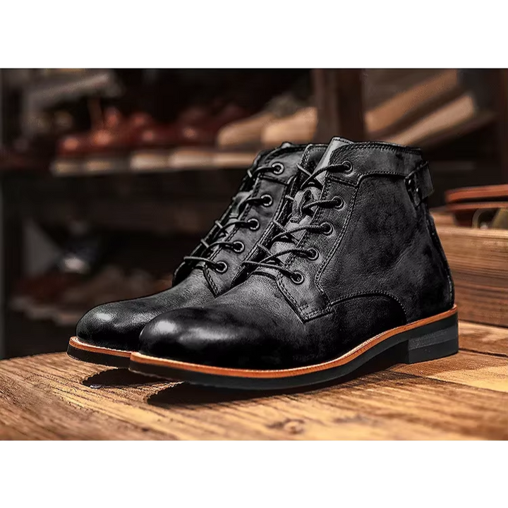 Herren Stiefeletten schwarz im Vintage-Look auf Holzuntergrund platziert