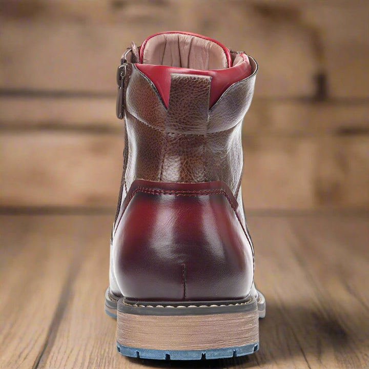 Rückansicht Stiefelette mit rotem Ledereinsatz und Reißverschluss